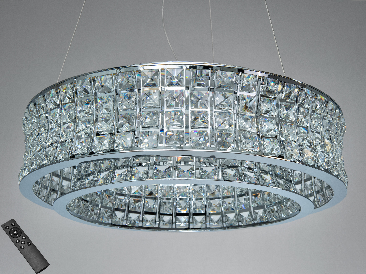 Підвісний світильник зі спіральним дизайном, прикрашений кришталевими елементами, керується дистанційним пультом для регулювання освітлення.