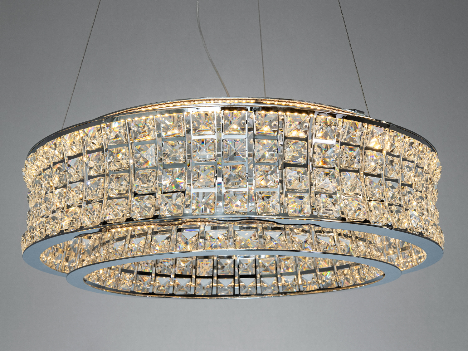 Спіральна люстра з кришталевими вставками, підвісна конструкція, створює ефектний світловий акцент у просторі.
