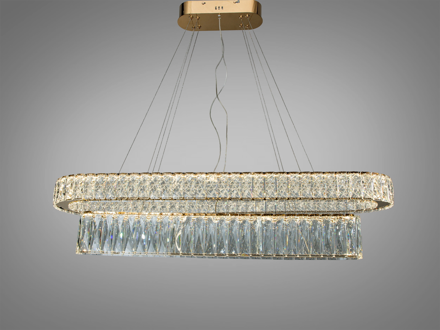 Елегантна люстра з кришталевими підвісками, підходить для монтажу в просторих приміщеннях, забезпечуючи розкішне освітлення.