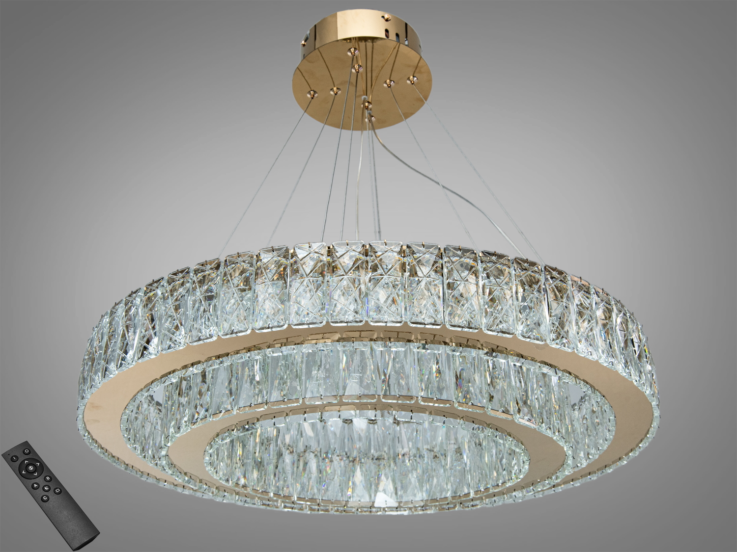 Кругла люстра з кришталевими елементами та золотистим каркасом, підвісна конструкція, дистанційне керування.
