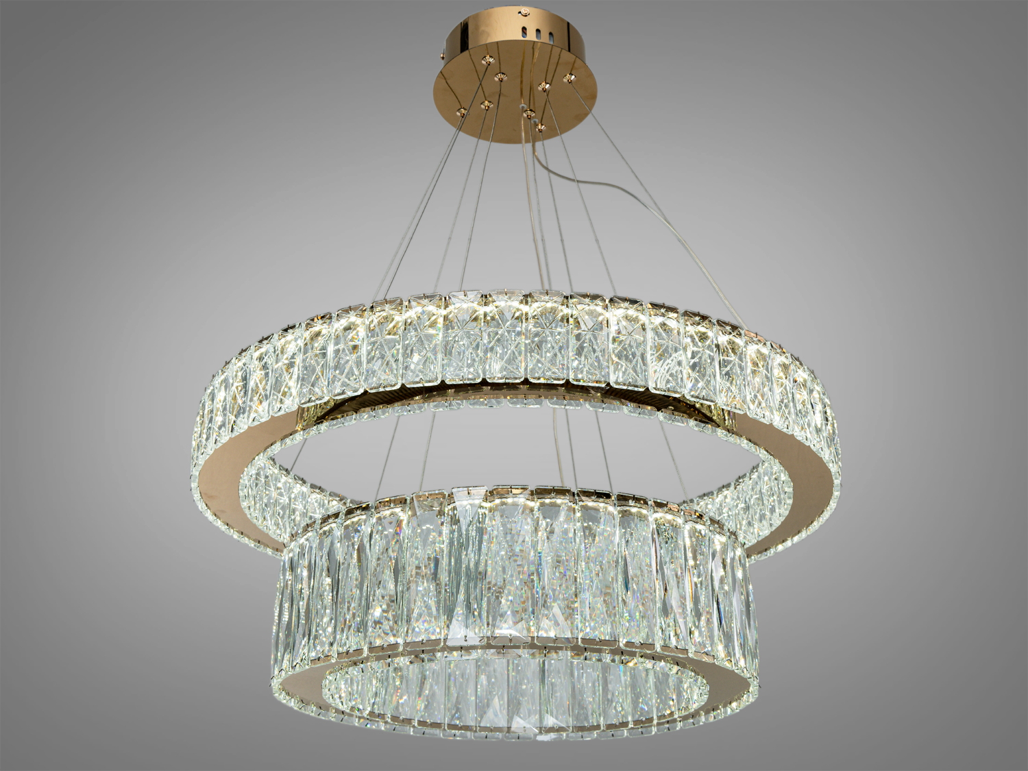 Дворівнева люстра з кришталевими вставками, підвісна конструкція, золотистий каркас, для вітальні.