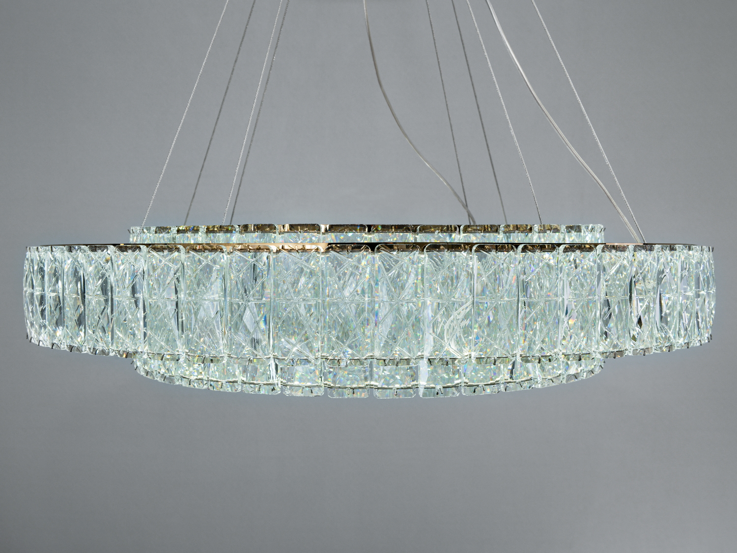 Плоска люстра з кришталевими панелями, підвісна конструкція, підходить для сучасного інтер′єру.