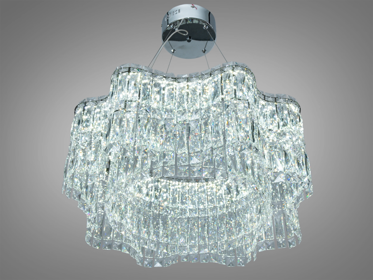 Підвісна кришталева люстра з каскадним дизайном, оснащена круглою основою для монтажу, ідеальна для вітальні.