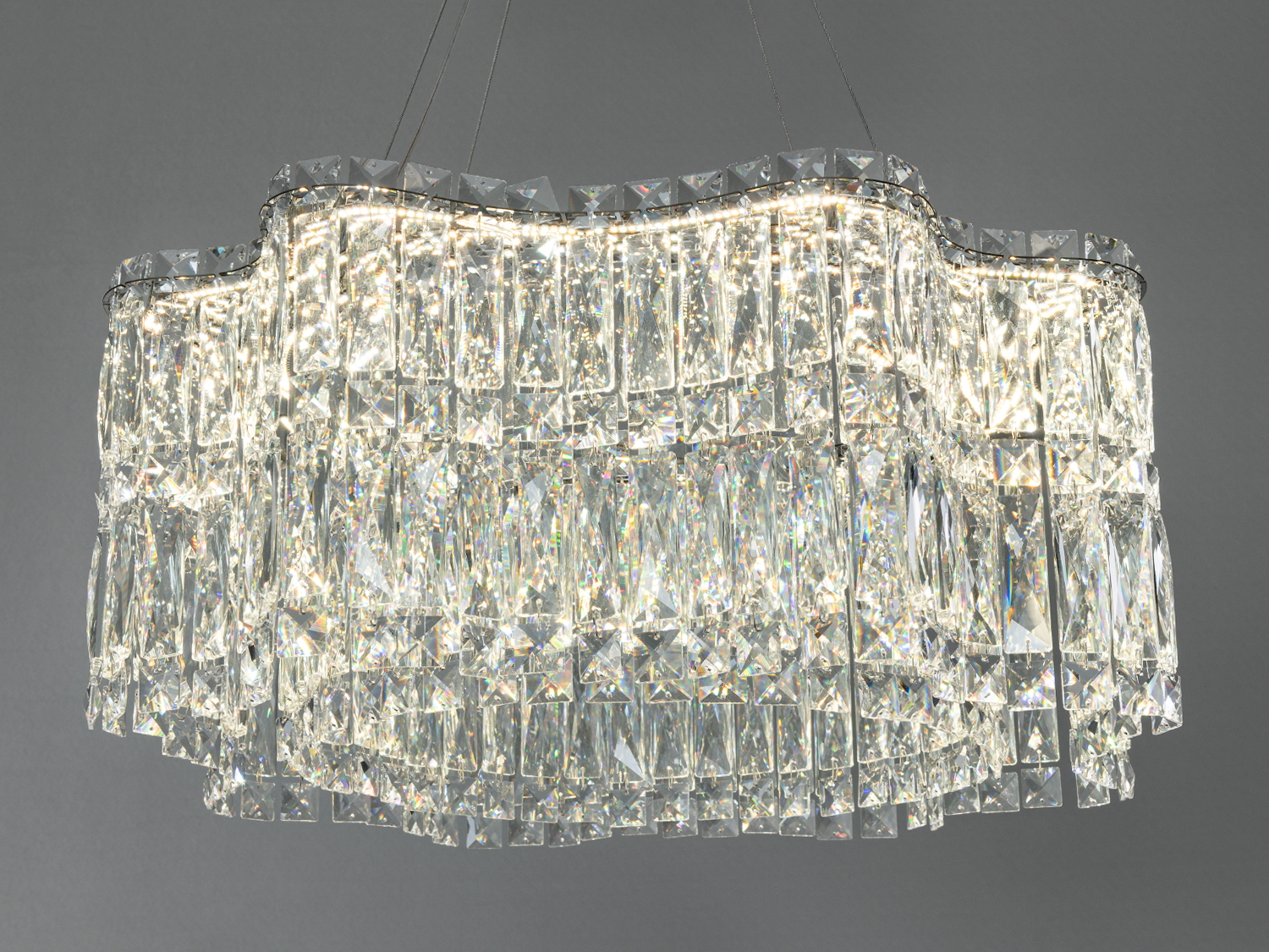 Кришталева люстра з хвилястим каскадним дизайном, підвісна конструкція, підходить для елегантних інтер′єрів.