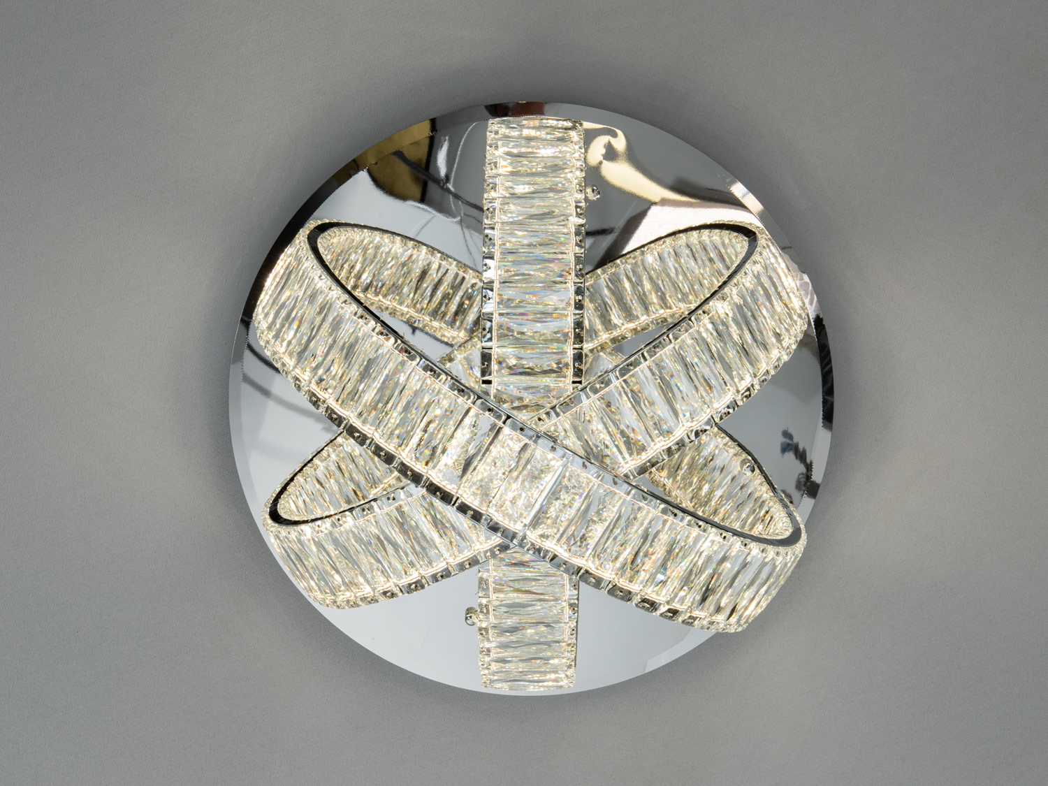 Стельовий світильник з перехресними кристалічними стрічками, хромована основа, ідеальний для вітальні.