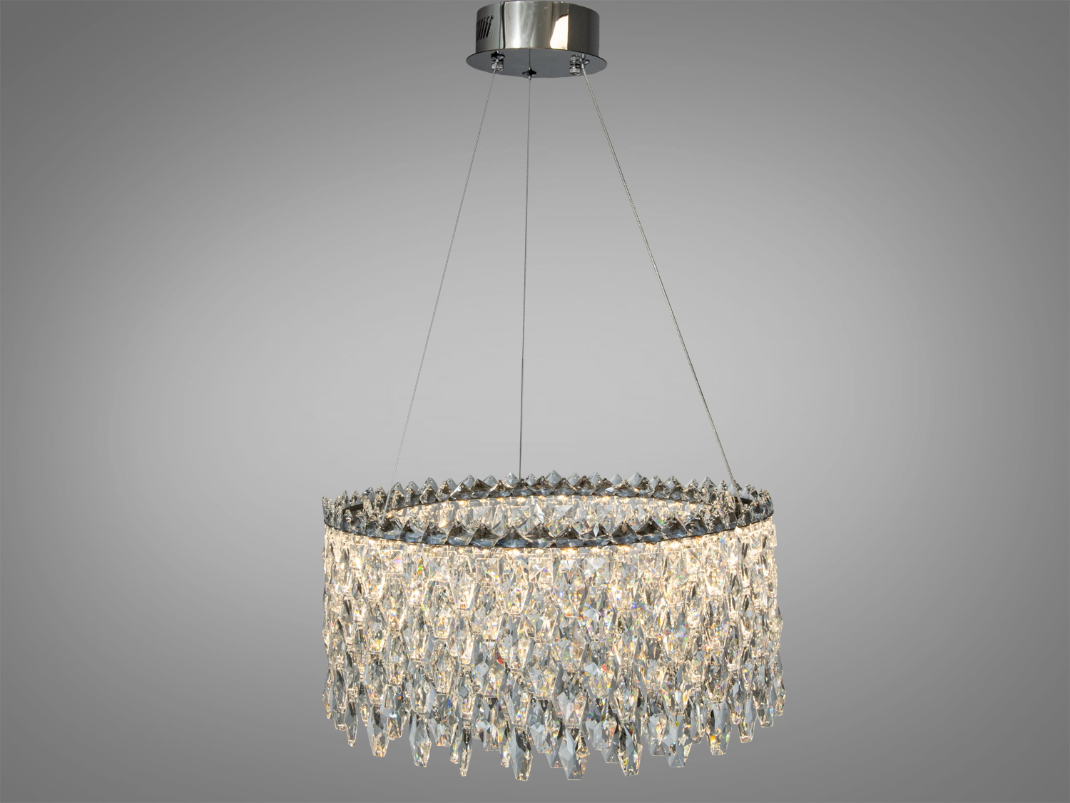 Кругла підвісна люстра з кришталевими підвісками, що створюють яскраве світло. Ідеальна для вітальні або їдальні.