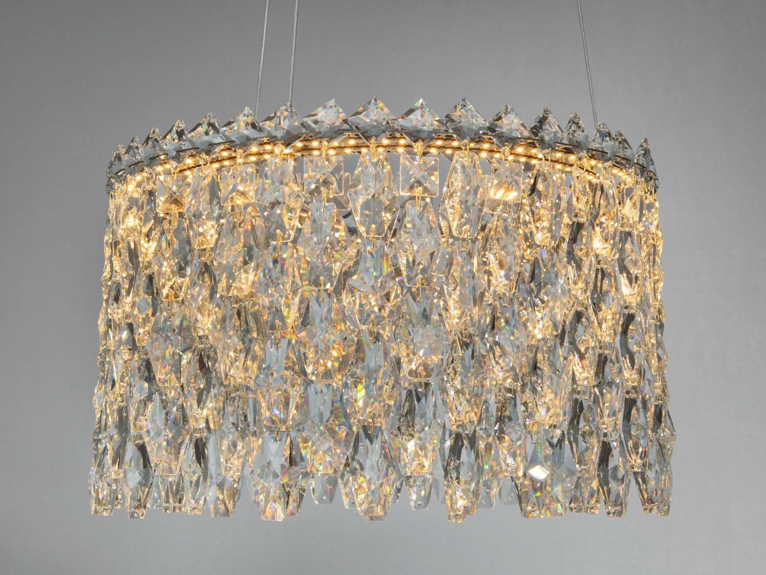 Кругла кришталева підвісна LED-люстра Diasha 52 Вт у золоті без пульта. Регульований підвіс, інтегровані LED-модулі, орієнтовно для кімнат 8–10 м².