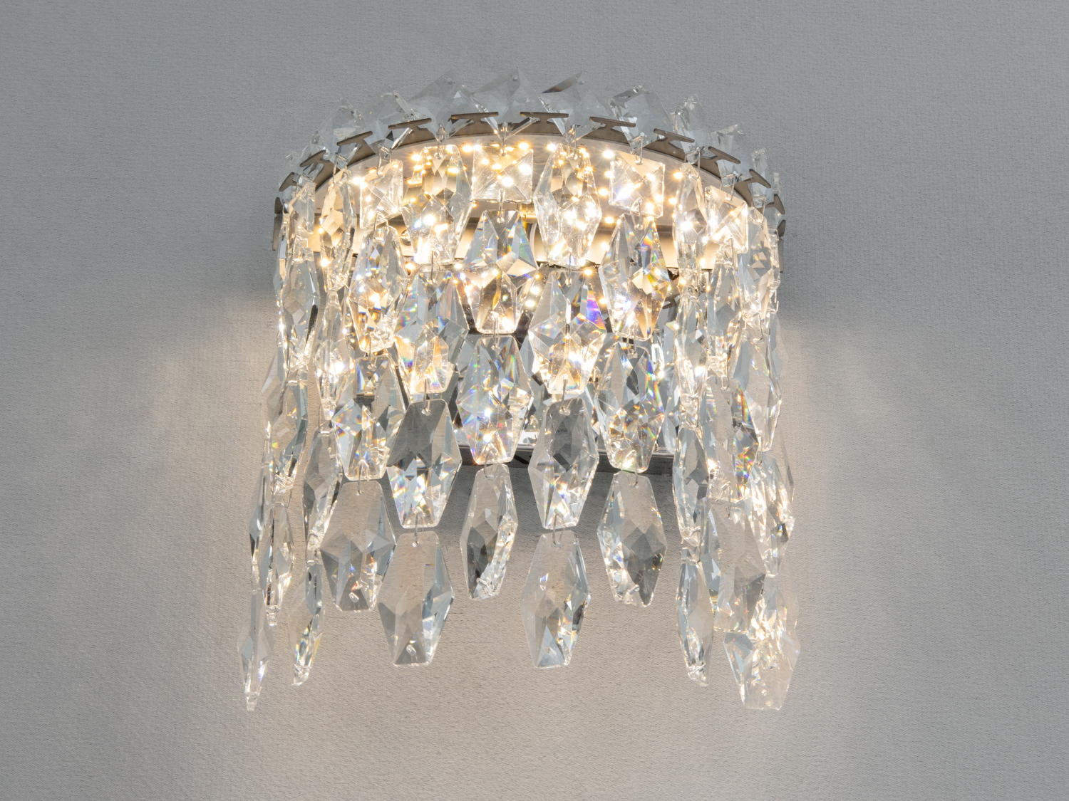 Кришталеве настінне LED бра у хромі, 10 Вт. Мʼяке акцентне світло з каскадом підвісок для вітальні, спальні або коридору. Підтримує класичні та неокласичні інтерʼєри.