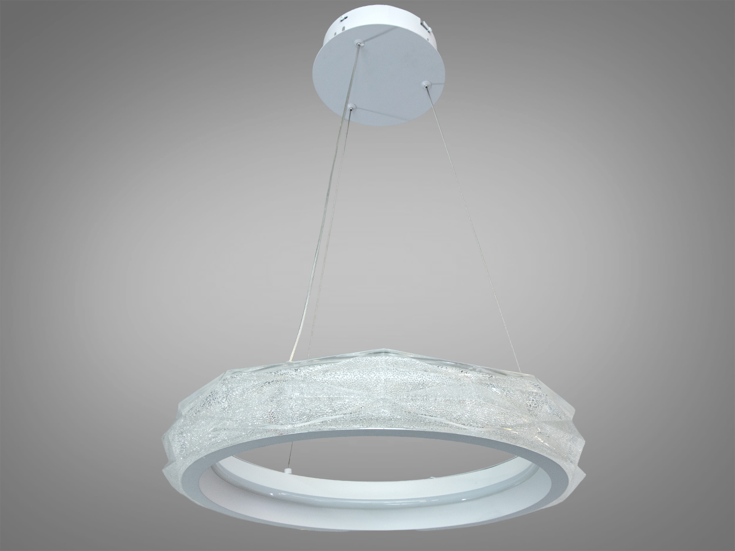 Підвісний світильник з матовою основою та прозорим кільцем. Підходить для віталень, забезпечуючи рівномірне освітлення.