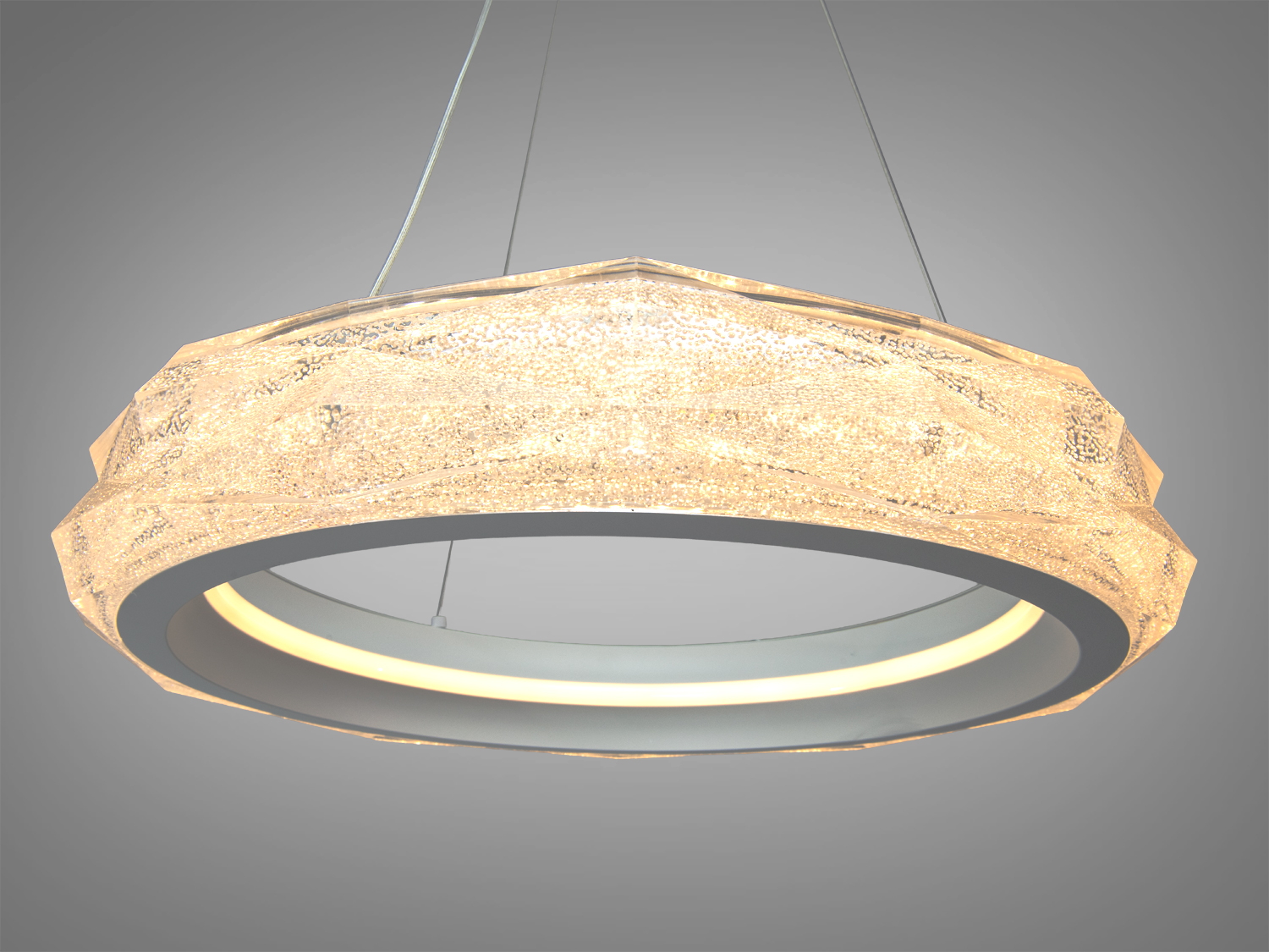 Підвісний світильник з теплим світлом, що підкреслює текстуру прозорого кільця. Ідеальний для затишних просторів.