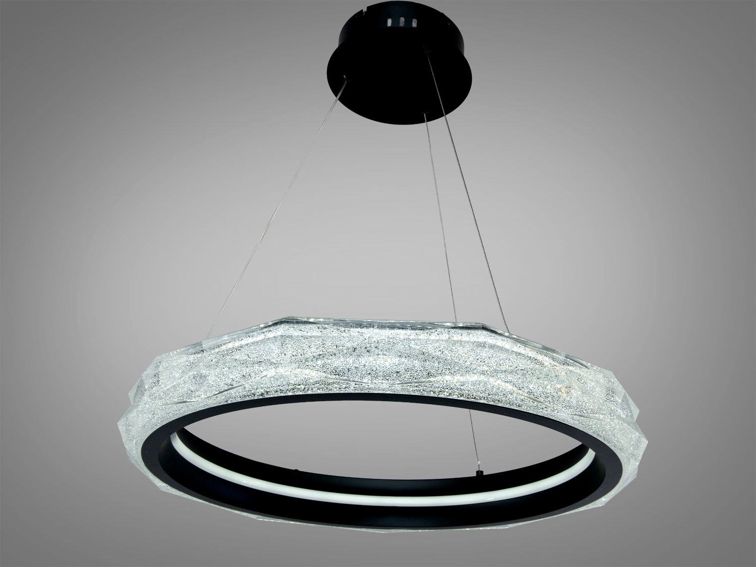 Круглий підвісний світильник з прозорим акрилом, оснащений дистанційним керуванням, ідеальний для вітальні.