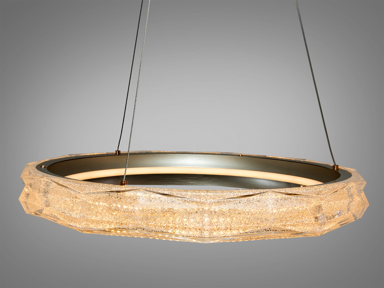 Круглий підвісний світильник з акриловим розсіювачем, що створює тепле освітлення. Підходить для використання в спальні.