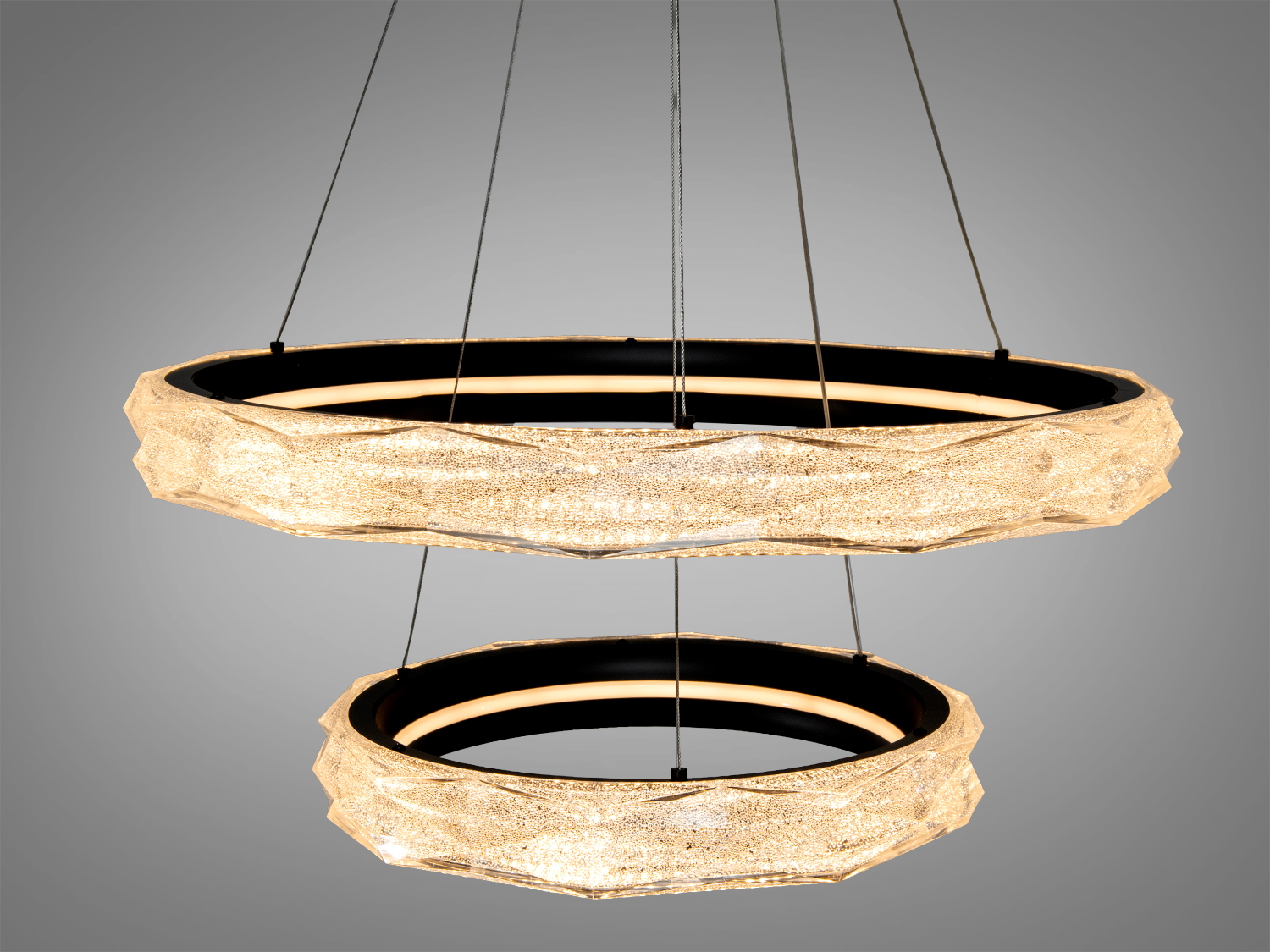 Підвісна люстра з двома кільцями, що світяться, з текстурованою поверхнею. Підходить для освітлення вітальні.