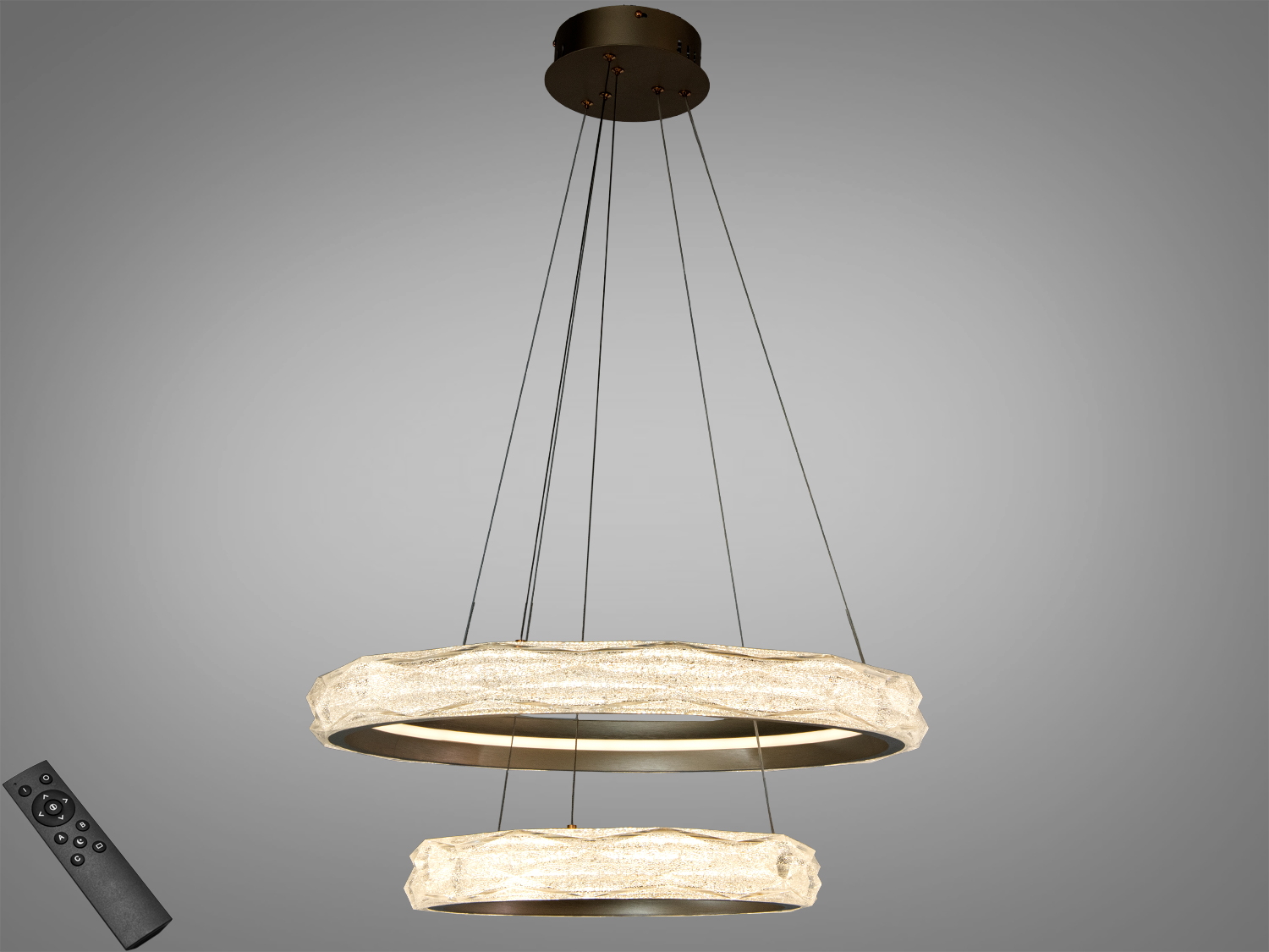 Підвісний світильник із двома кільцями, які мають текстуровану поверхню. Оснащений дистанційним керуванням для зручності використання.