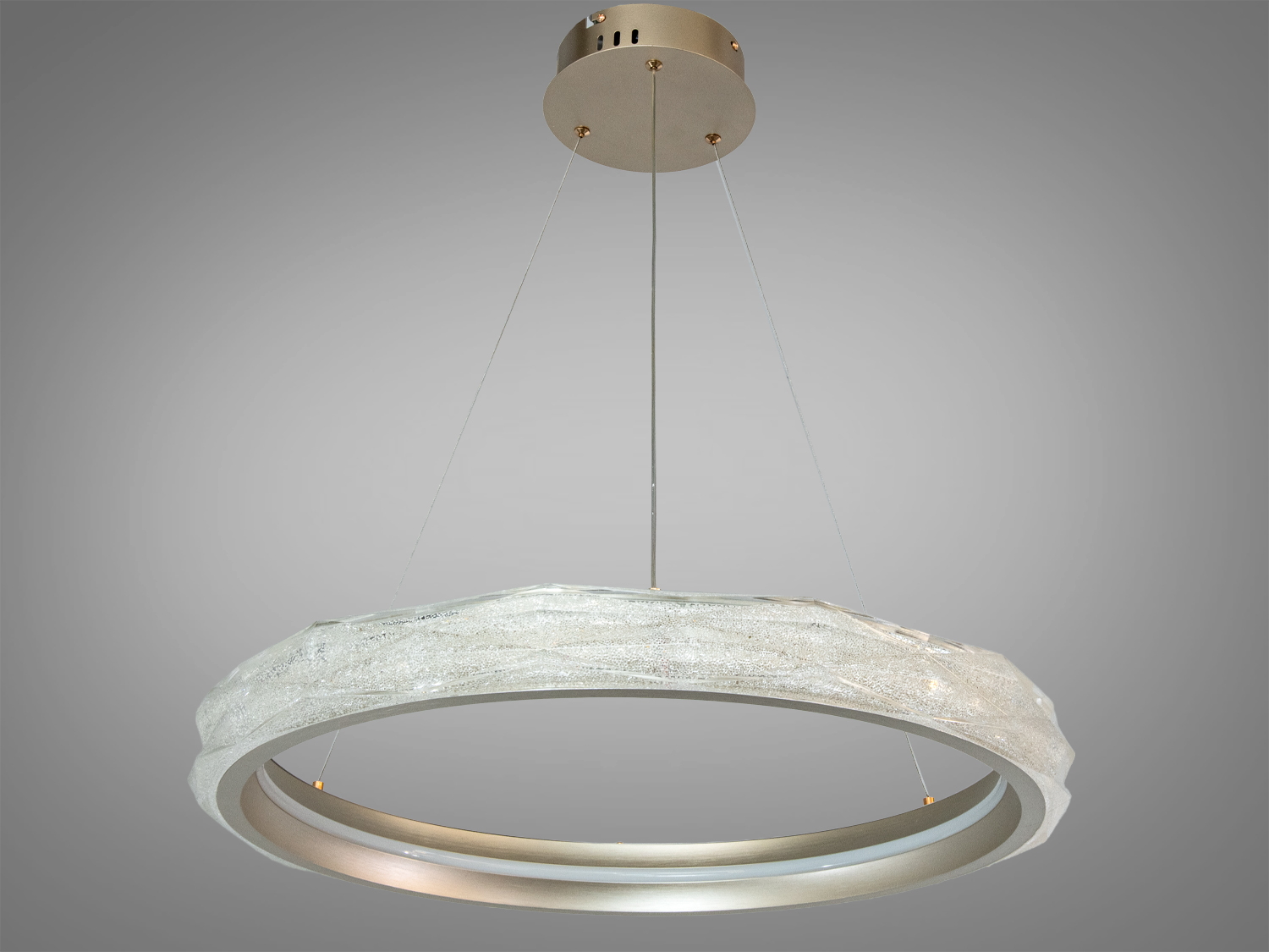 Підвісна світлодіодна люстра з овальним абажуром, що має металевий каркас. Підходить для вітальні або їдальні.