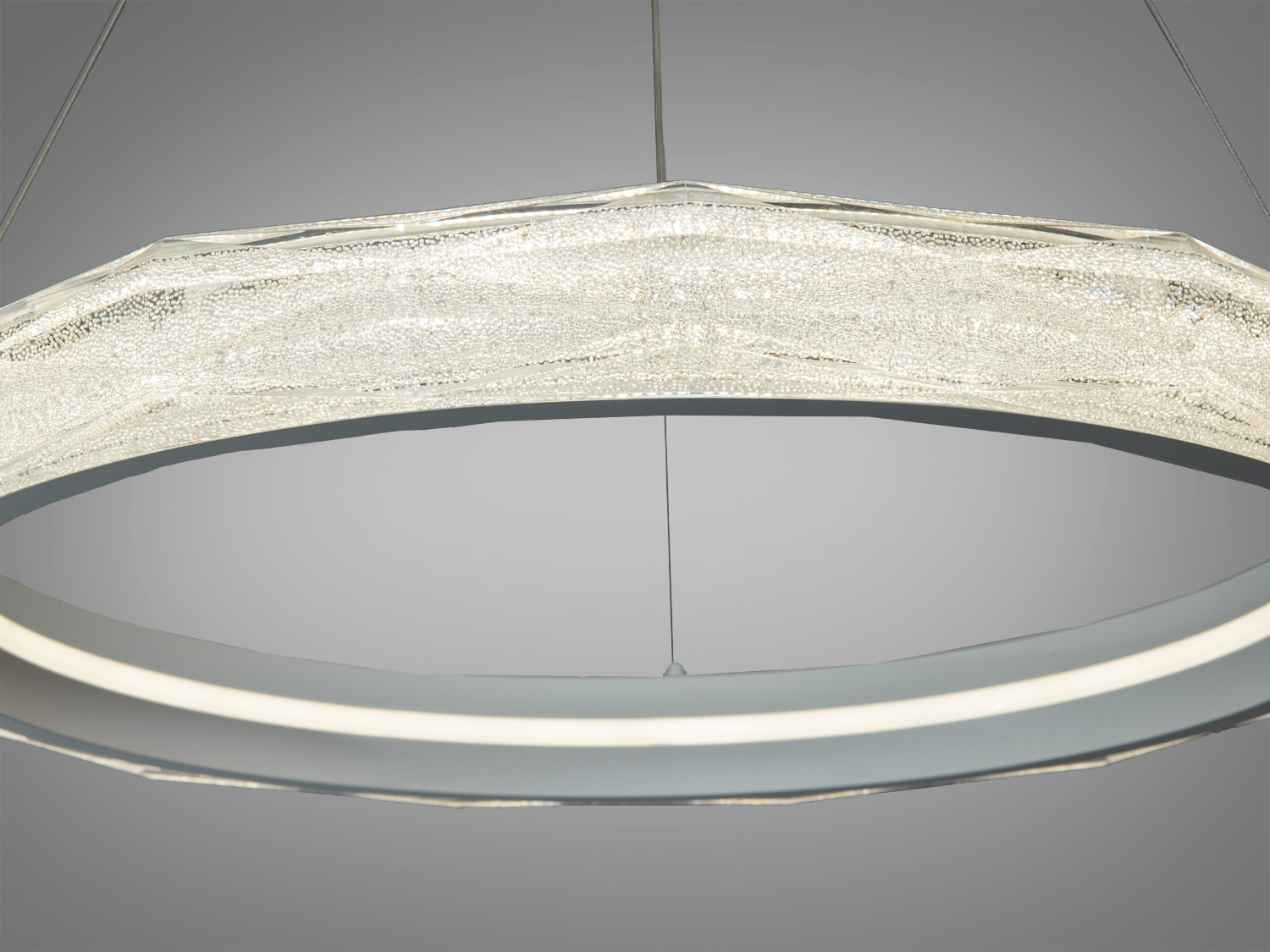 Деталь підвісного світильника з текстурованою поверхнею, що забезпечує м′яке розсіювання світла.