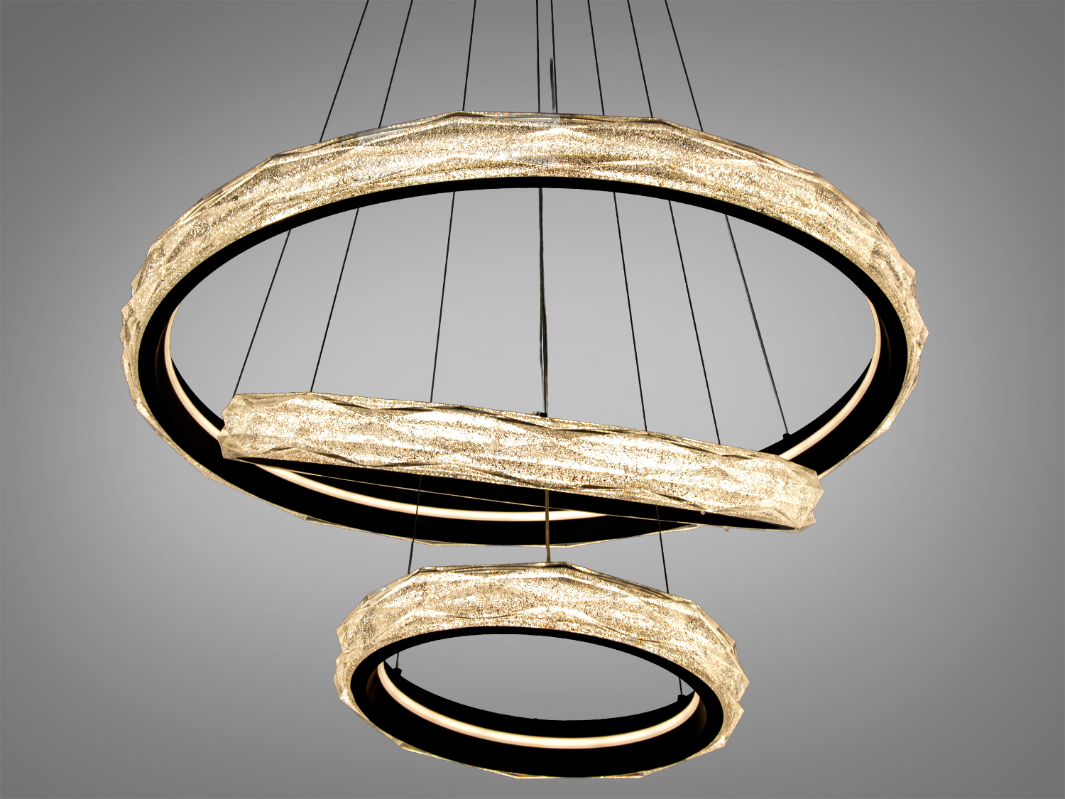 Світильник з трьома кільцями, розташованими на різних рівнях. Виготовлений з матеріалу, що нагадує кришталь.