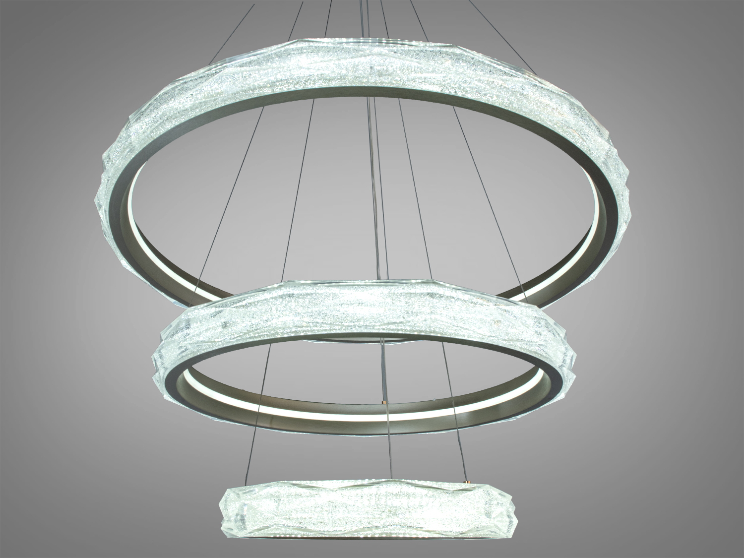 Підвісний світильник з трьома кільцями, що створюють м′яке розсіяне світло. Ідеально підходить для вітальні або офісу.