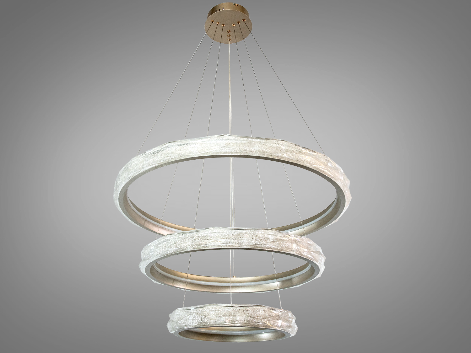 Підвісний світильник з трьома кільцями, що підвішені на тонких дротах. Підходить для високих стель.