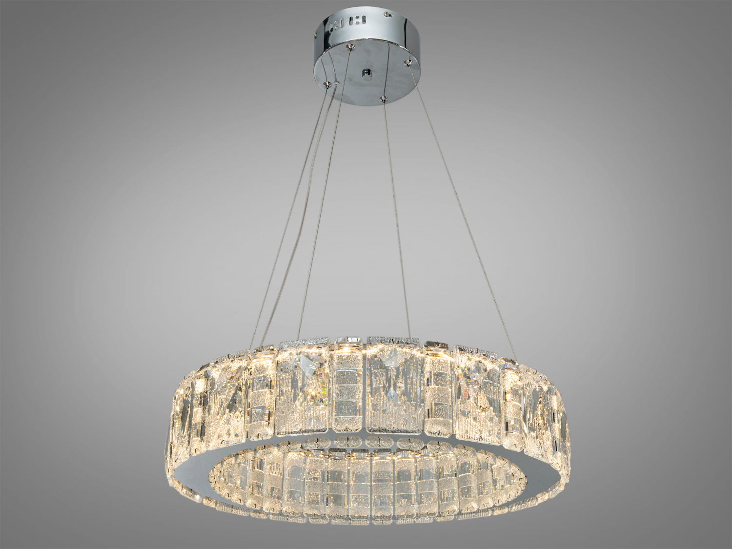 Кругла люстра з кришталевими вставками, підвішена на тросах. Має сучасний дизайн, підходить для інтер′єрів з високими стелями.