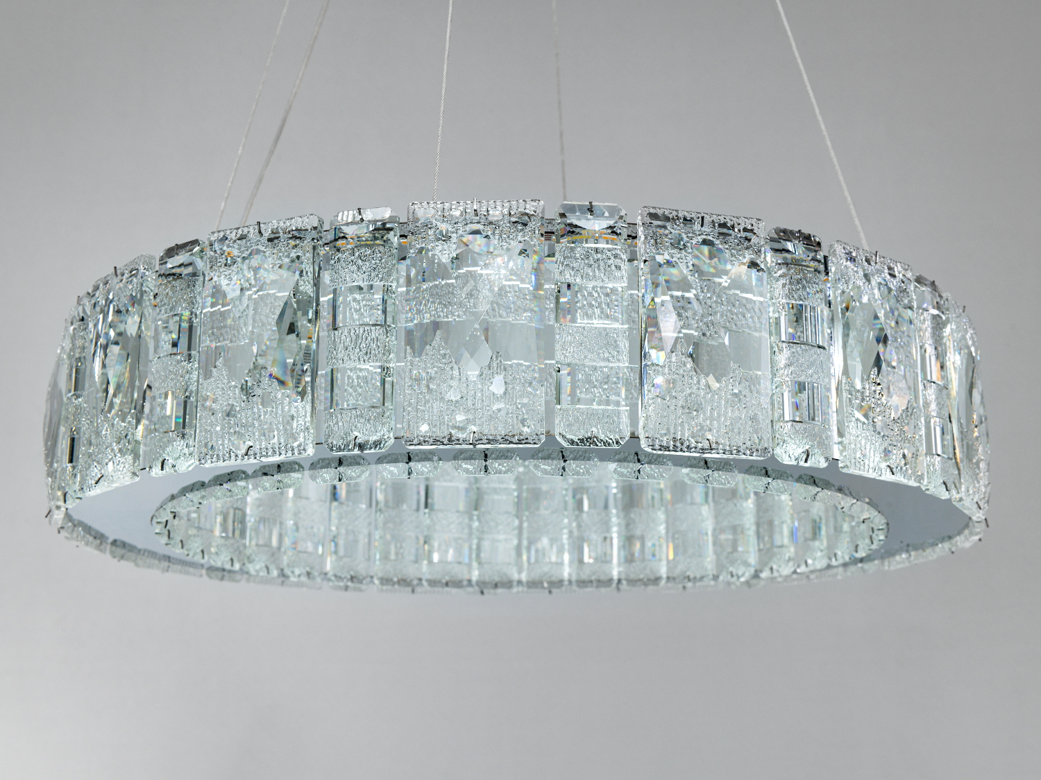 Підвісна люстра з прозорими кришталевими елементами, що підкреслюють елегантність. Ідеальна для класичних інтер′єрів.