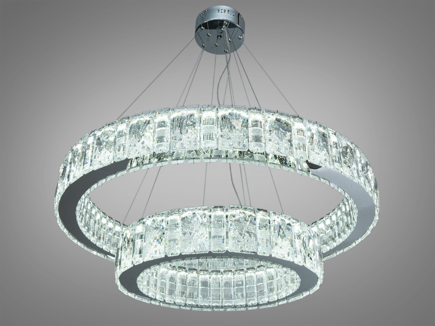 Підвісна люстра з кришталевими кільцями, що створюють яскраве освітлення. Ідеально підходить для сучасних інтер′єрів вітальні.