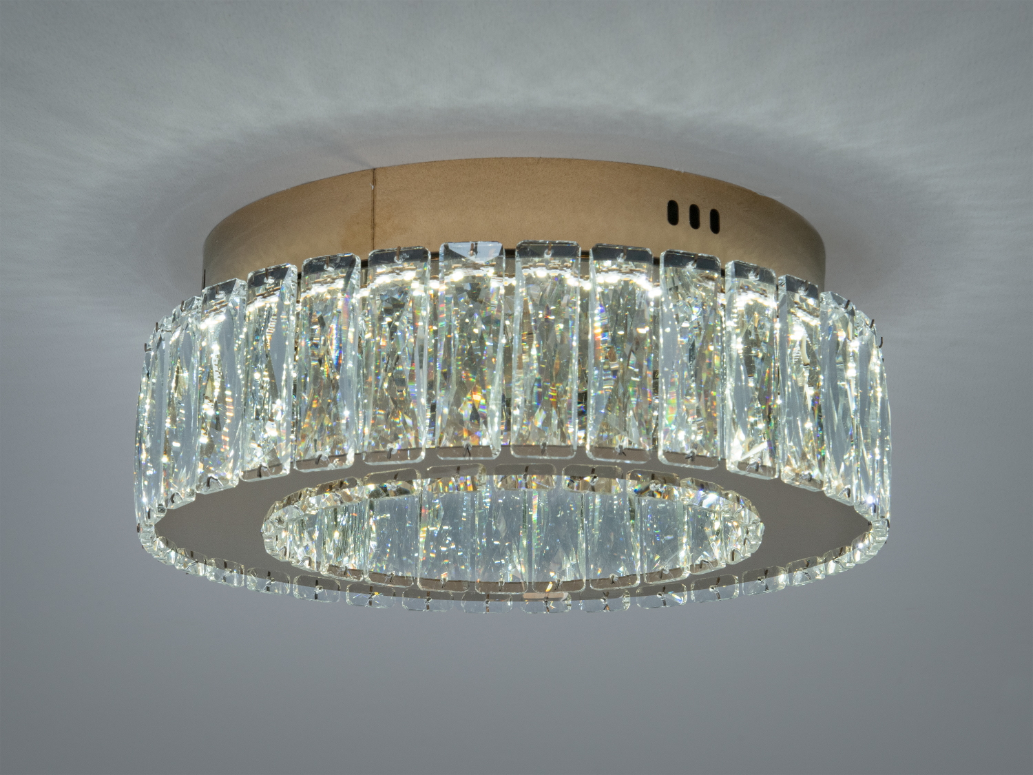 Стельова люстра з кришталевими вставками, що створює ефект переливання світла. Призначена для монтажу на стелі.