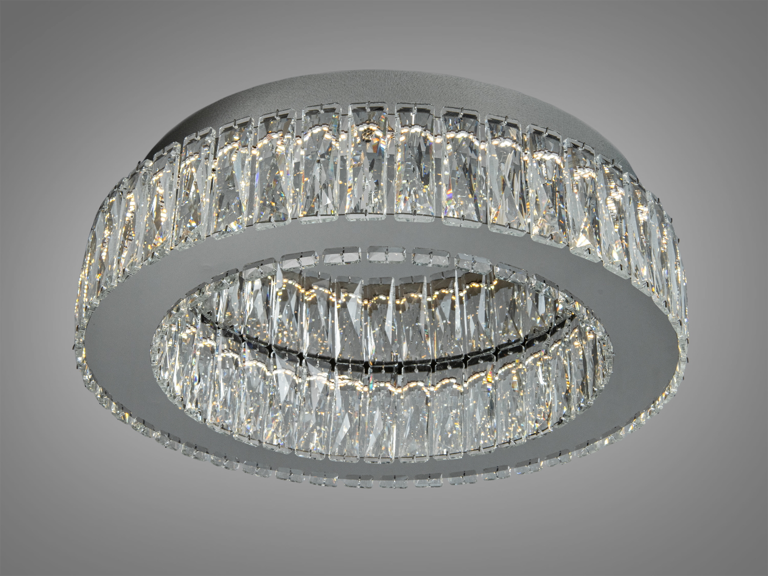 Сучасна стельова люстра з кришталевими вставками, що створює м′яке розсіяне світло. Підходить для монтажу у вітальні або спальні.