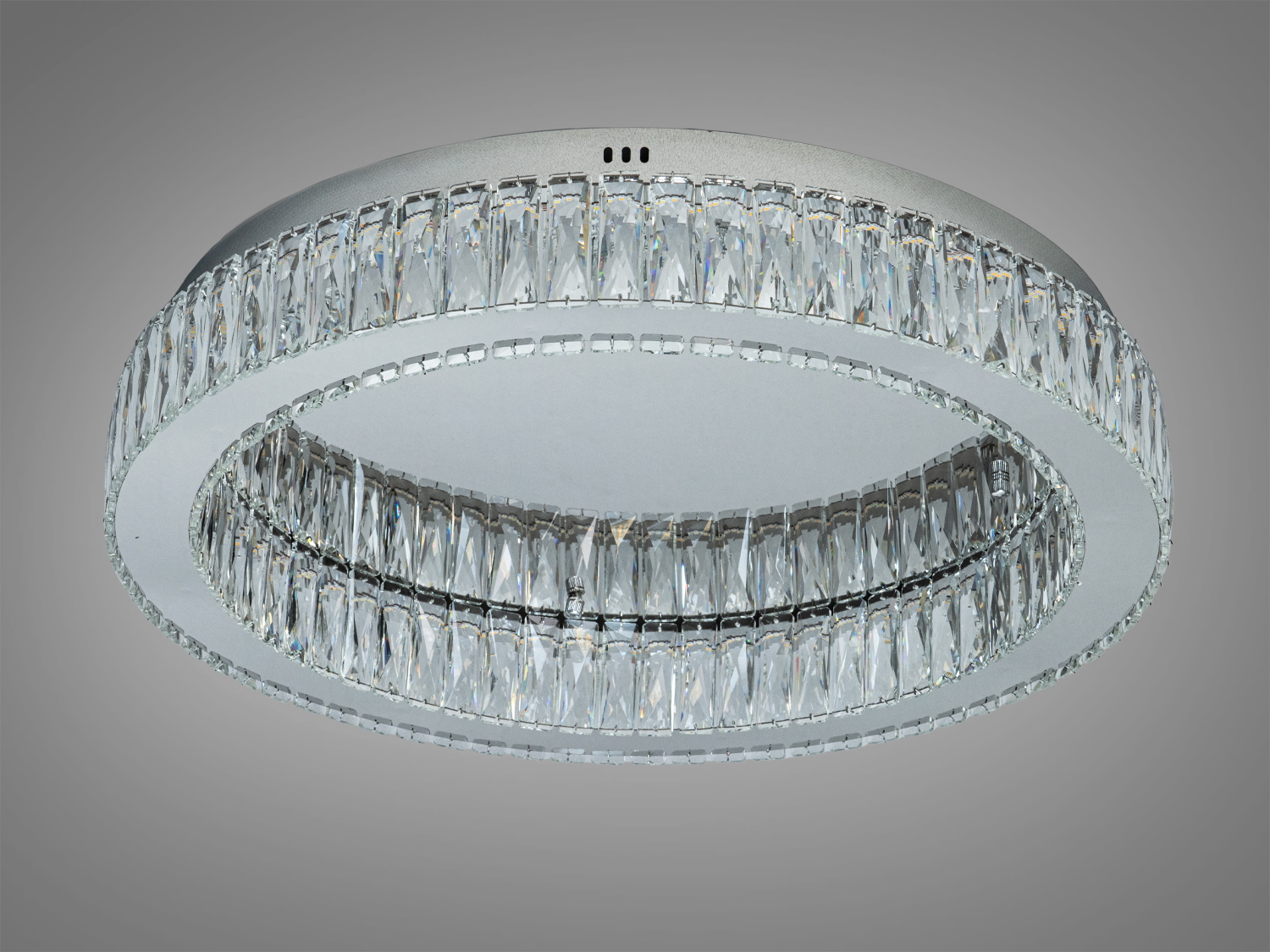 Кристалічна люстра з металевою основою, підходить для монтажу на стелю, надає елегантності будь-якому приміщенню.