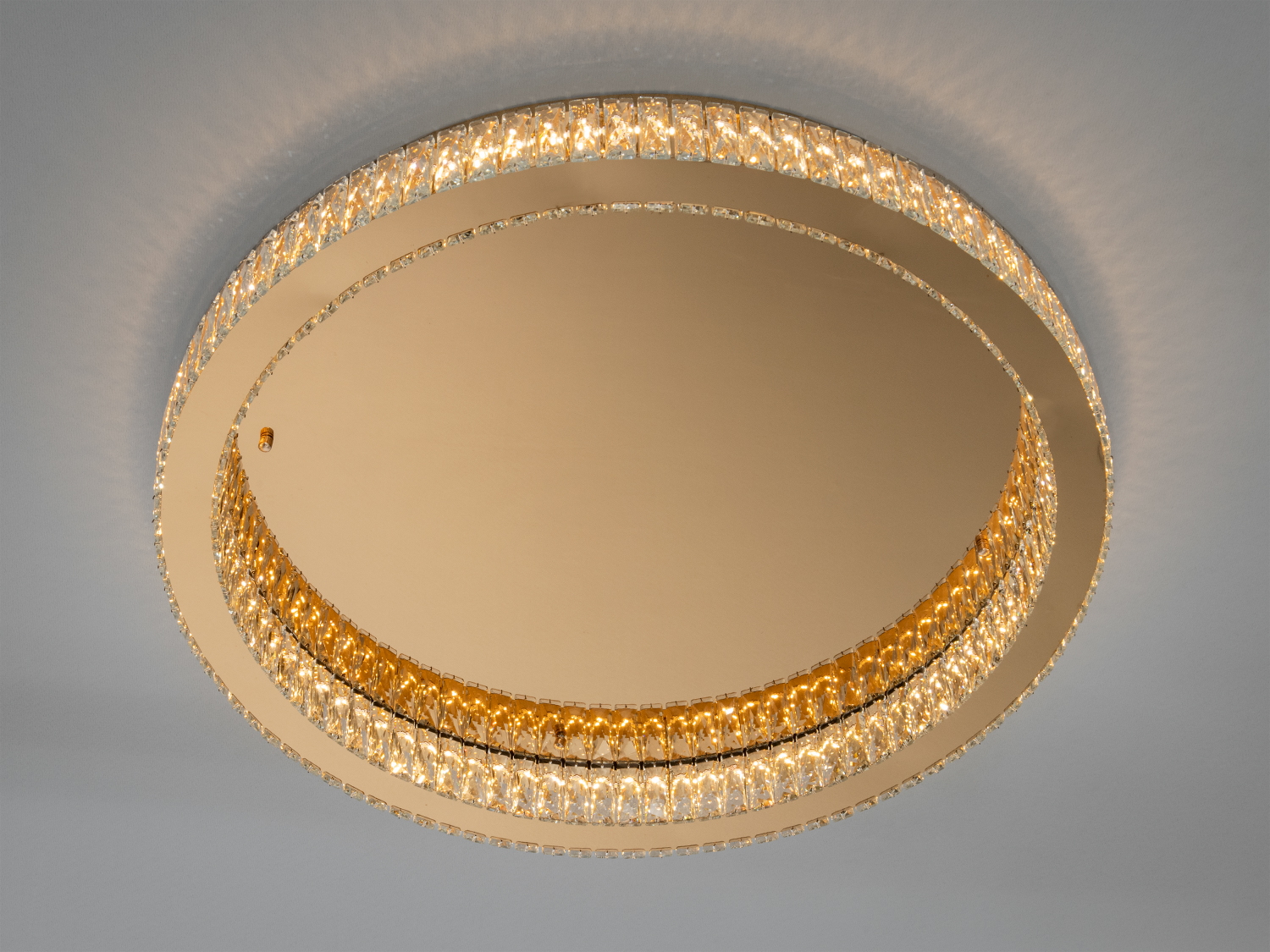 Стельова люстра з двома кільцями кришталевих вставок, призначена для монтажу в сучасних інтер′єрах.