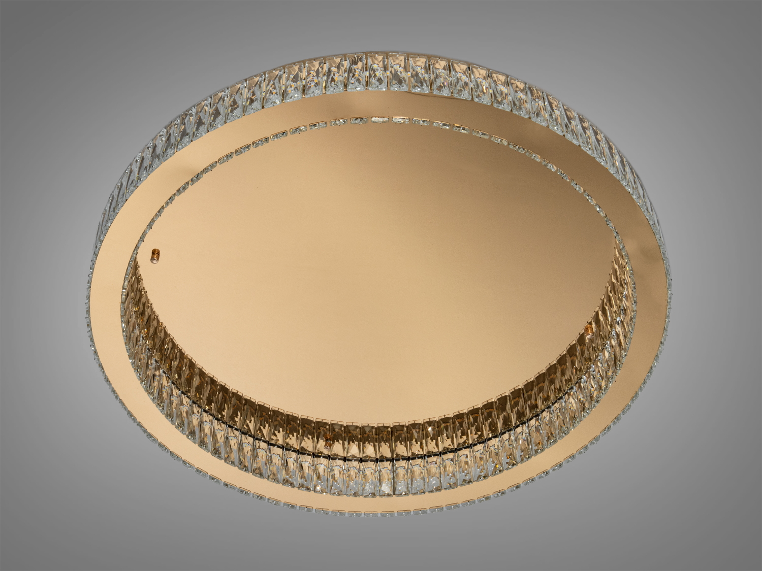 Елегантна стельова люстра з кришталевими деталями, підходить для освітлення вітальні або спальні.