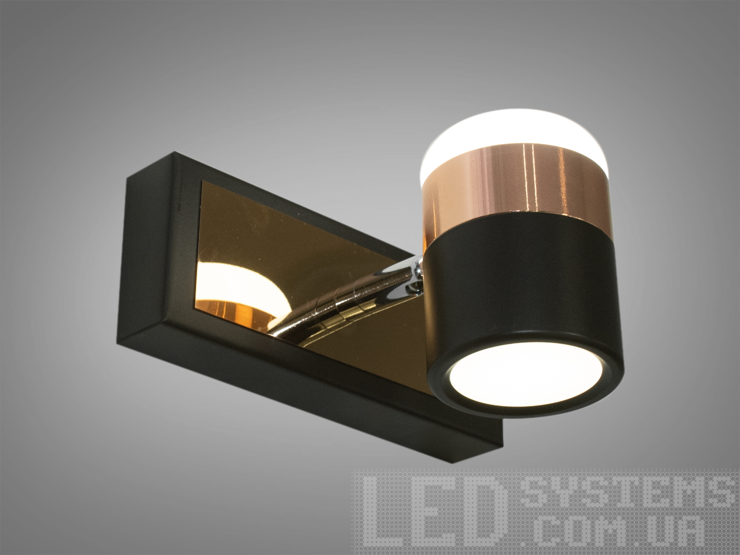 Настінний світильник з глянцевою поверхнею, чорний корпус з мідними вставками, підходить для офісних приміщень.