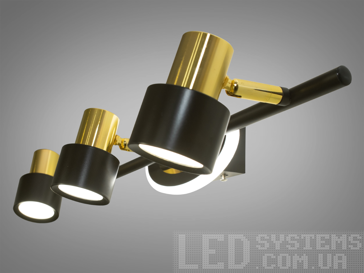 Лампа з трьома джерелами світла, чорна з золотими деталями, має регульовані елементи для оптимального освітлення, підходить для сучасних інтер′єрів.