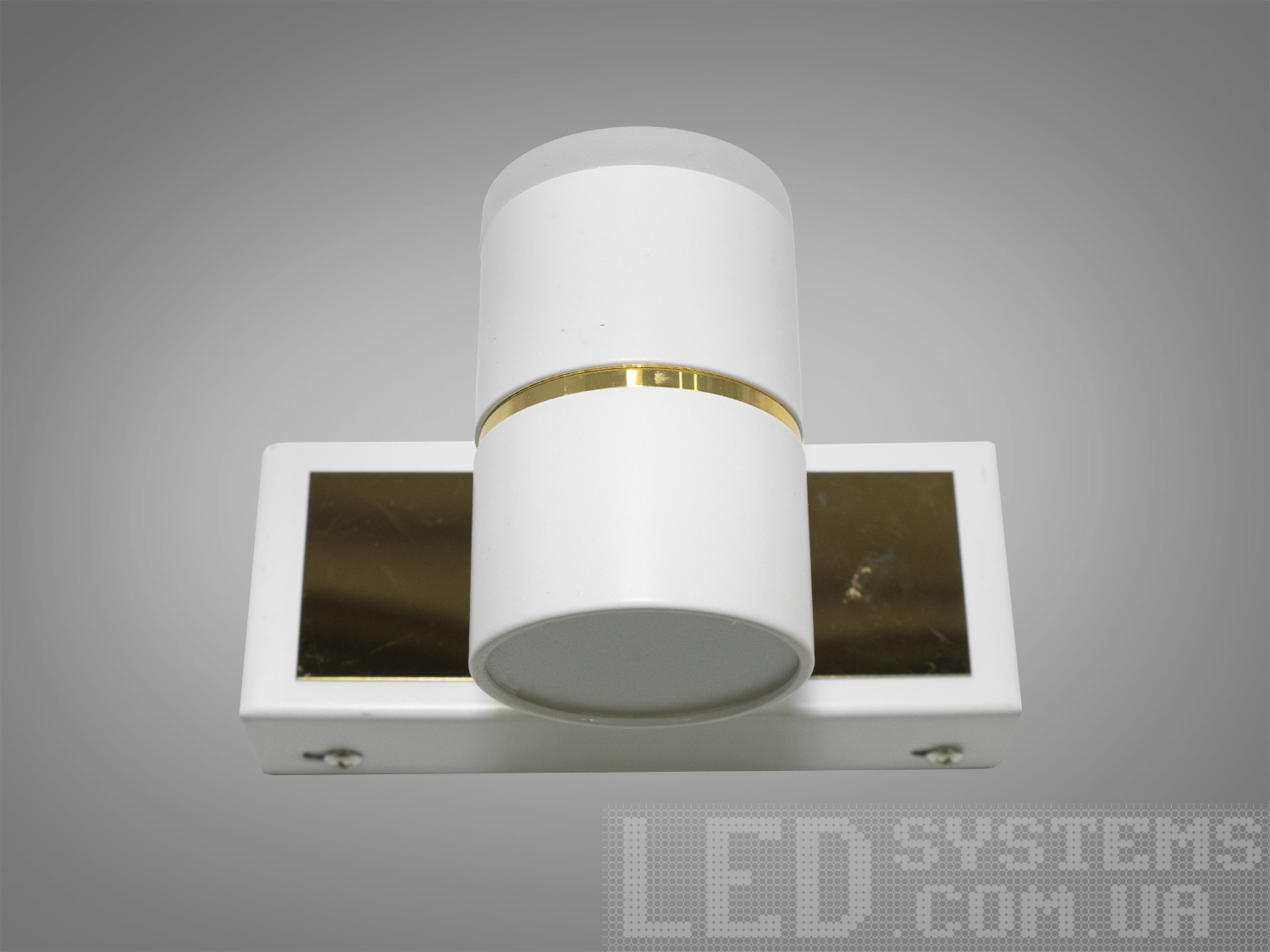 Компактний світильник з білим циліндричним корпусом, оснащений золотистою смугою, підходить для монтажу на стіну в сучасних інтер′єрах.