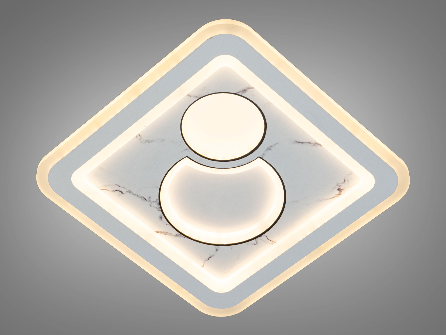 Цей світлодіодний світильник 52 Вт зачаровує своєю формою та функціональністю, яка дозволяє йому вливатися в будь-який інтер'єрний простір з легкістю. Його особливість полягає не тільки в полівалентності використання, але й в увазі до деталей, яка виявляється в кожному куточку цього шедевру освітлювальної техніки.Унікальність цього світильника в його універсальності, робить його ідеальним для використання в різних функціональних зонах: як настінний світильник він може додати акцент до коридору або вітальні, як накладний точковий світильник – стане виразним елементом у ванній кімнаті або над стільницею, а як стельова люстра – центральною декоративною точкою в будь-якому приміщенні.Розсіювач, виконаний з литого акрилу, служить не тільки для рівномірного розподілу світла, але й як естетичний акцент, що відзеркалює сучасні тенденції дизайну. Контраст між матовою поверхнею і чистими, різкими лініями створює візуальний інтерес, що приваблює погляд і робить світильник візитною карткою будь-якої кімнати.Як світлодіодний світильник на кухню, він виблискує практичністю, забезпечуючи яскраве і фокусоване світло, яке надзвичайно важливе для кулінарних процесів та сімейних зборів. Його присутність в кухонному просторі додає сучасного шарму, підкреслюючи чистоту ліній та простоту сучасного життя.У спальні цей світлодіодний світильник трансформується в джерело спокою, створюючи атмосферу затишку та релаксації. М'яке світло, що розсіюється через акриловий розсіювач, обволікає простір, ніби туман на світанку, даруючи відчуття захищеності та тепла.Для тих, хто прагне до доступного, але вишуканого рішення для своєї оселі, пропозиція купити світлодіодний світильник дешево у магазині 