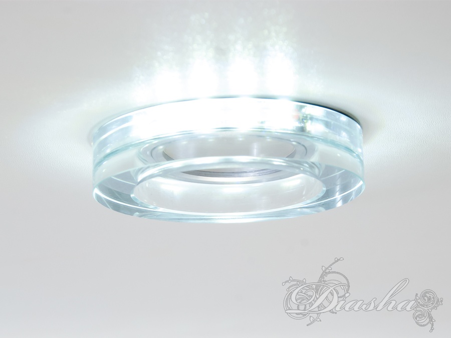 Світлодіодний світильник з прозорим скляним корпусом, забезпечує рівномірне освітлення. Ідеальний для сучасних офісів.