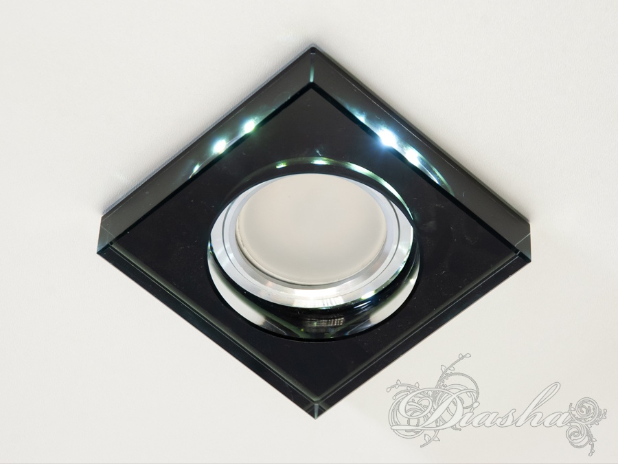 Точковий світильник SBT 6019BK з чорним обрамленням та світлодіодним підсвічуванням створює сучасний інтер′єр з рівномірним освітленням.