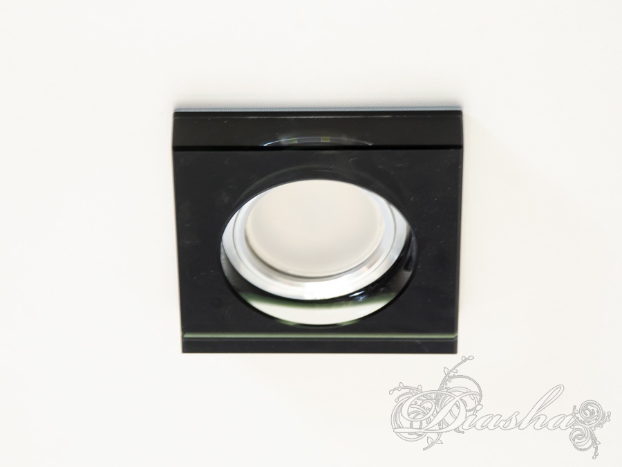 Стельовий світильник квадратної форми з глянцевою чорною поверхнею, підходить для сучасних інтер′єрів, забезпечує рівномірне освітлення.