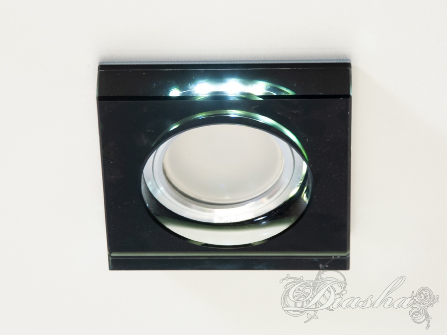 Квадратний вбудований світильник з чорним покриттям, ідеальний для стельової установки, підкреслює мінімалістичний стиль приміщення.