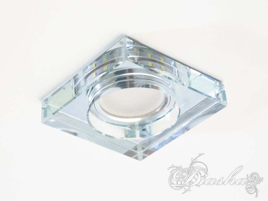 Вбудований світильник з прозорого скла, квадратний дизайн. Ідеальний для освітлення вітальні або офісу, забезпечує рівномірне розсіювання світла.