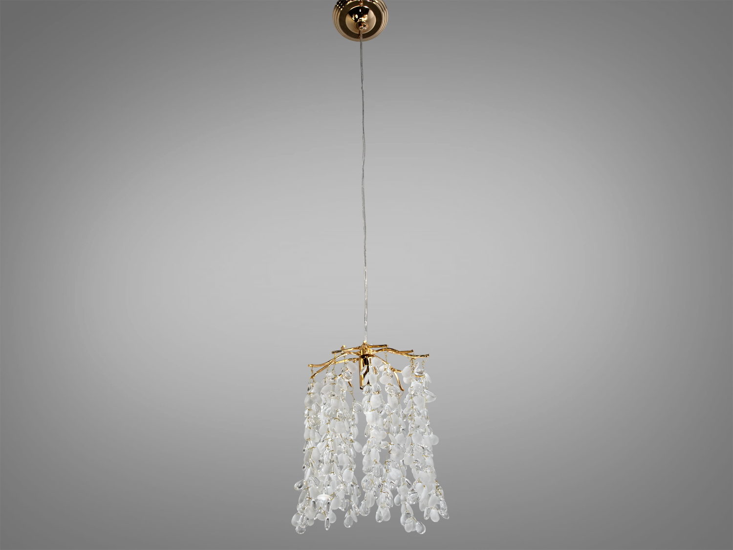 Підвісний світильник з каскадом прозорих і матових кришталевих підвісок на золотистій основі, ідеальний для сучасного інтер′єру.