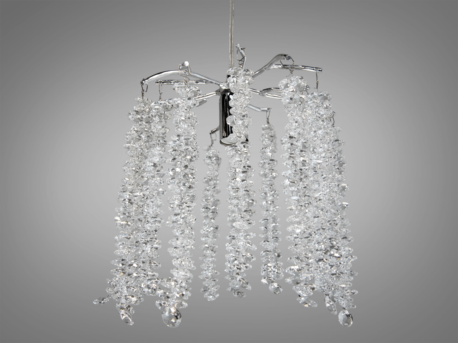 Підвісний світильник з кришталевими підвісками, що створюють каскадний ефект. Ідеально підходить для вітальні або їдальні.