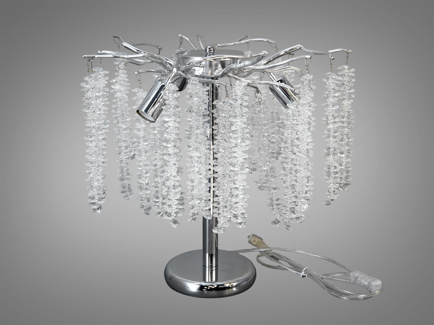 Настільна лампа Глициния 605-3TCH у хромі з кришталевими підвісками та трьома джерелами світла. Виразний акцент для вітальні, спальні чи кабінету.