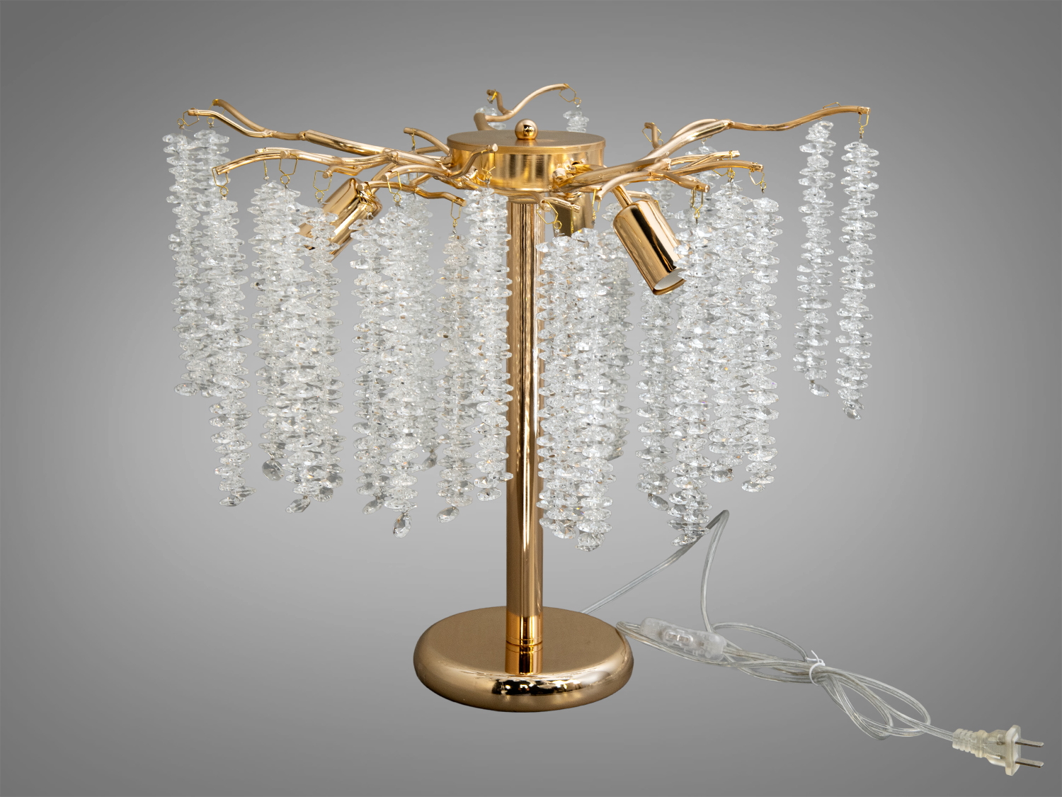 Настільна лампа серії Глициния у кольорі золото з кришталевими підвісками та трьома джерелами світла. Декоративне акцентне освітлення для спальні, вітальні чи кабінету.