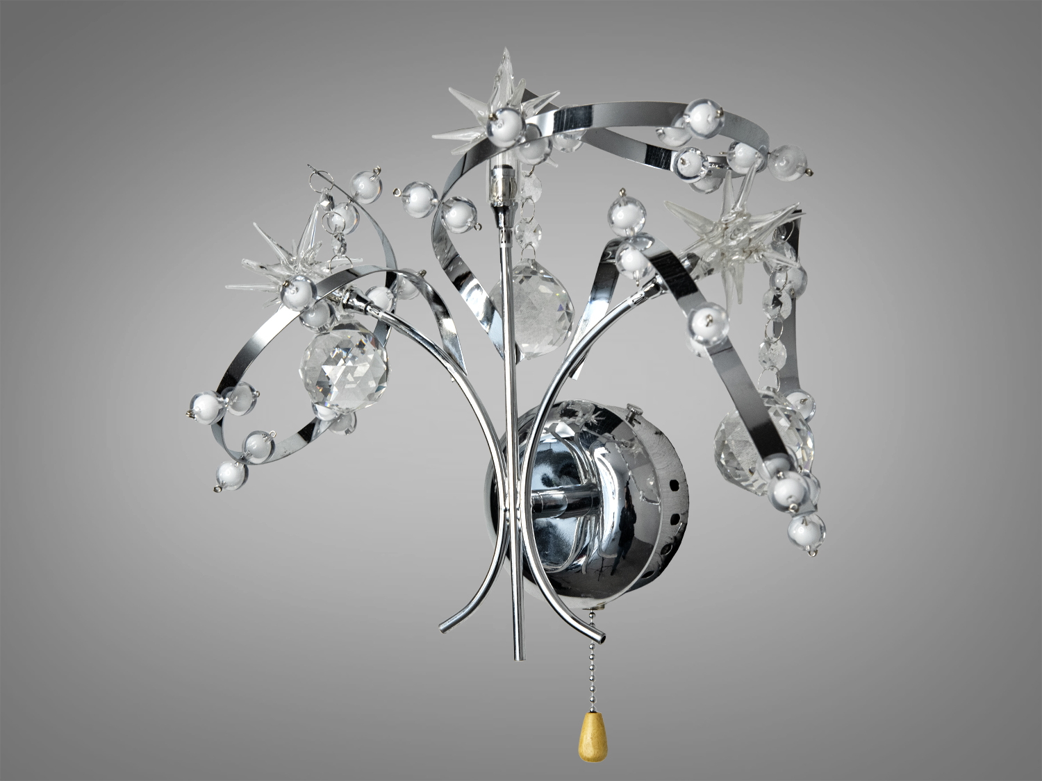 Декоративний світильник з металевими елементами та кришталевими підвісками. Має вимикач у вигляді підвісної ланцюжка.