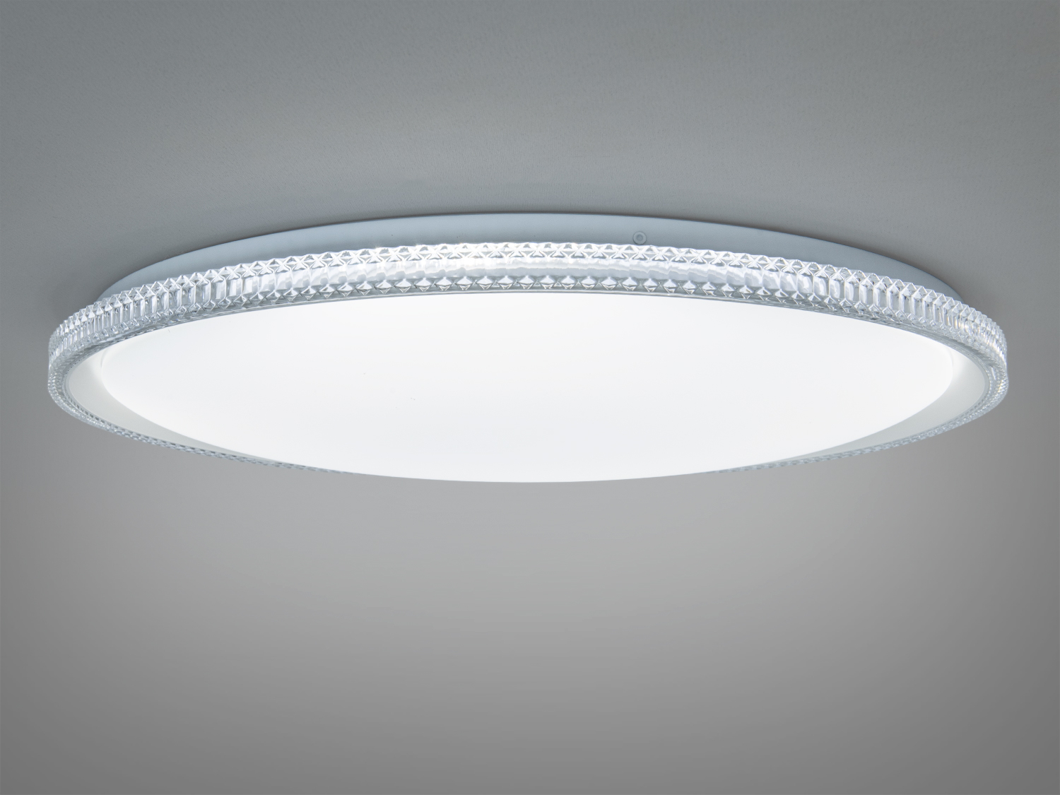 Стельова лампа з рельєфним прозорим обідком, що підкреслює її елегантність. Ідеальна для вітальні або спальні.