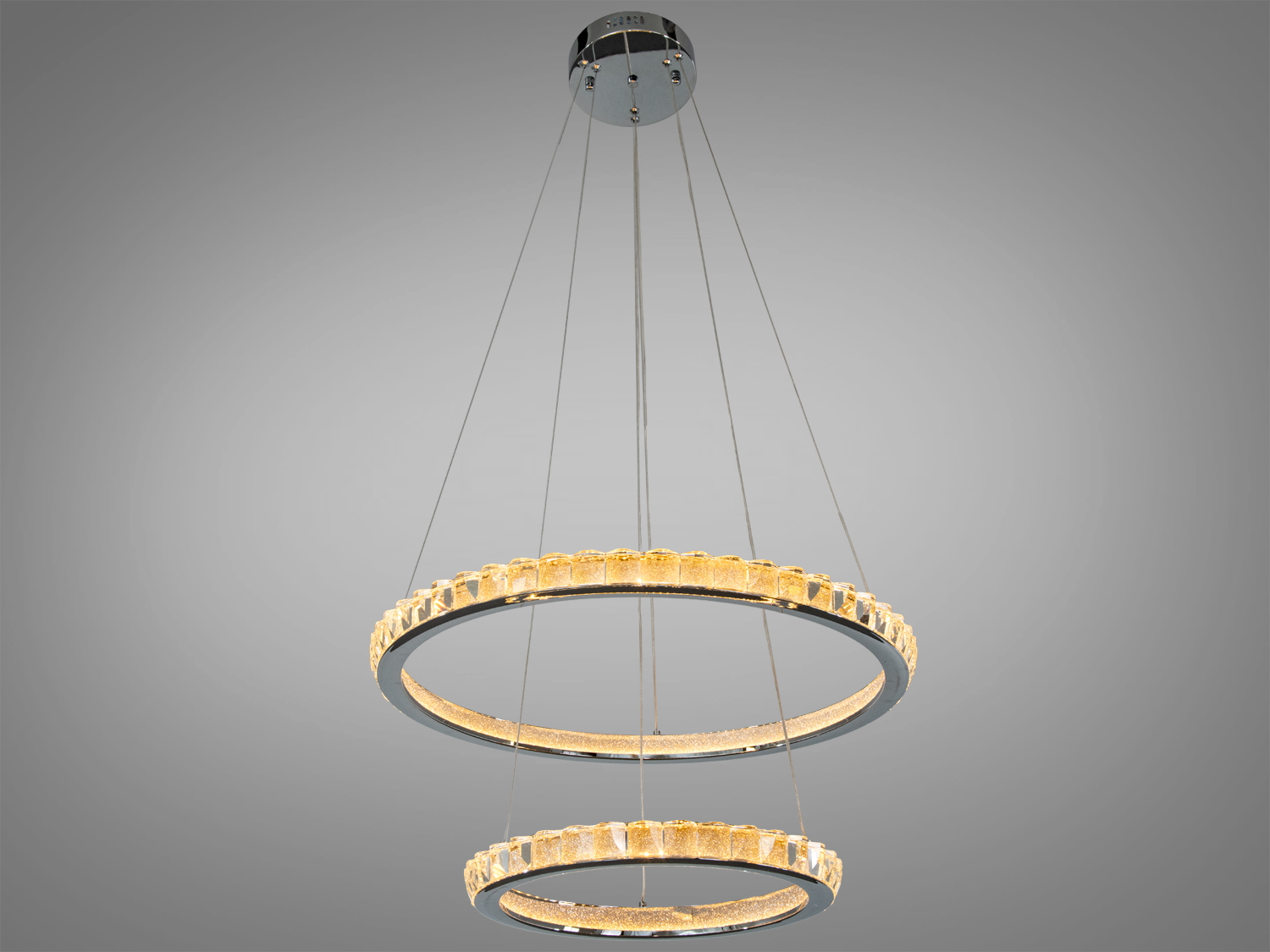 Підвісна люстра з двома кільцями, виготовлена з металу та акрилу, підходить для сучасного інтер′єру.