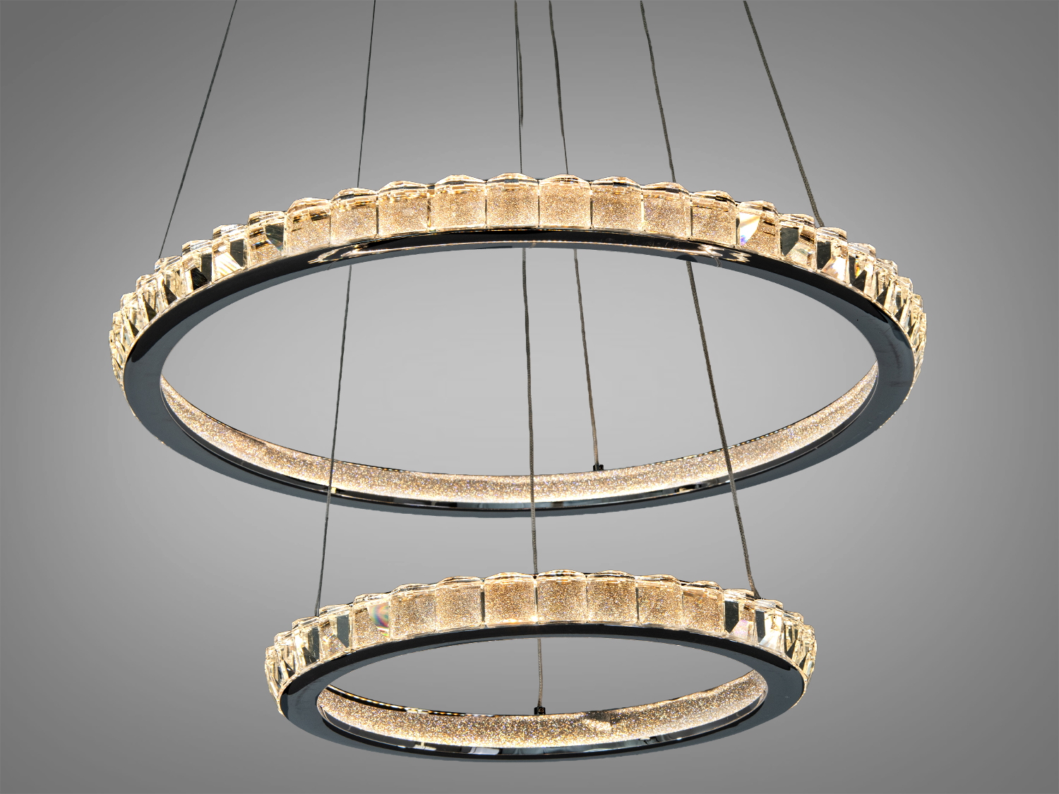 Дизайнерська люстра з акрилу, підвішена на тонких тросах, створює ефект легкості.