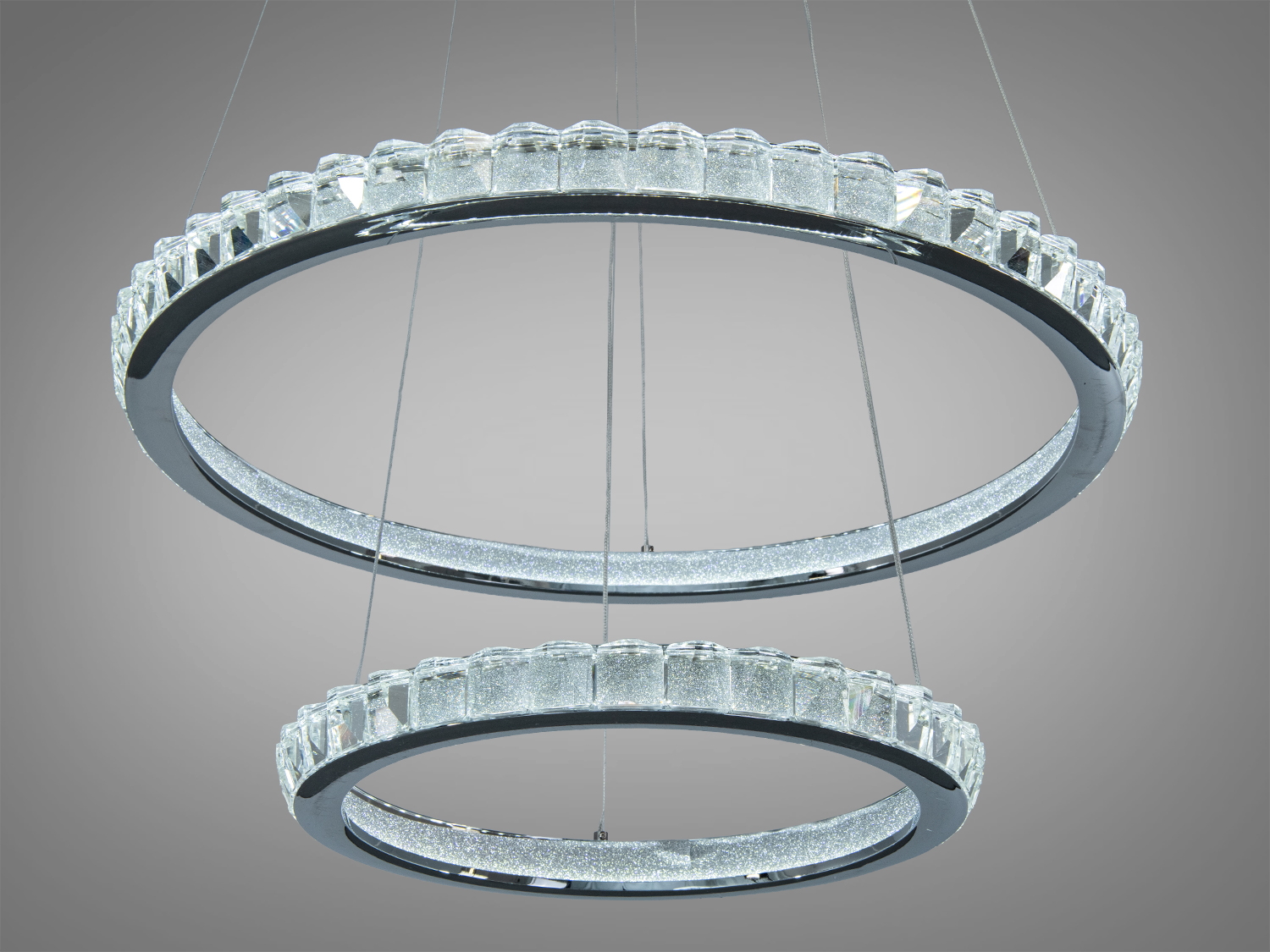Люстра з двома кільцями різного діаметру, оснащена світлодіодами, забезпечує рівномірне освітлення.