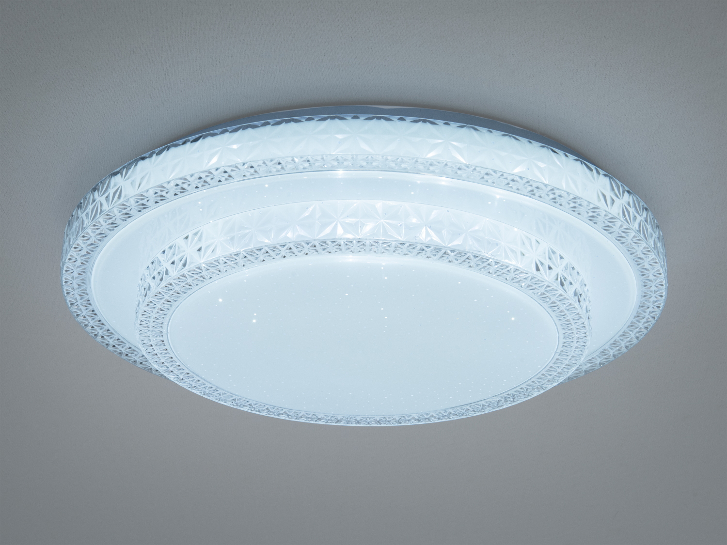 Стельова люстра з матовим покриттям, що створює м′яке розсіяне світло, ідеальна для спальні.